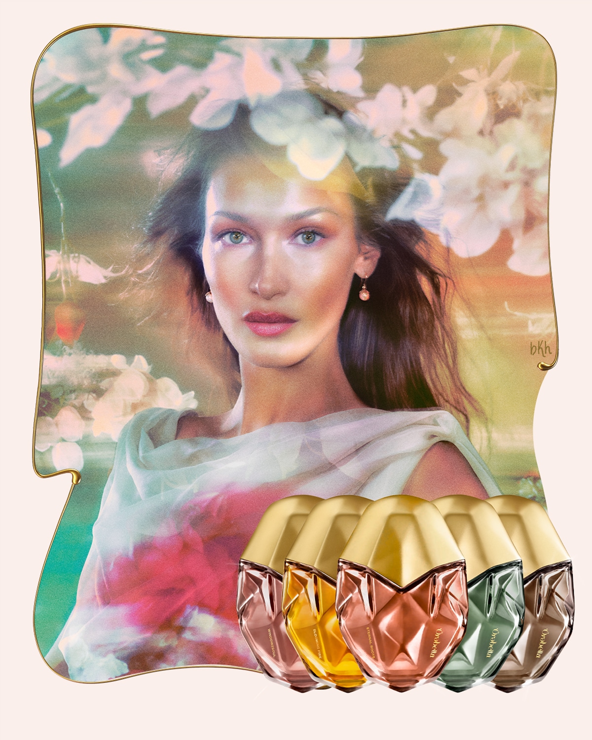 A Viva la Vida parfümök gyűjteménye virágos háttér előtt, a parfümök arany kupakkal és különböző színű üvegekkel rendelkeznek, mint például rózsaszín, sárga, barack, zöld és barna.