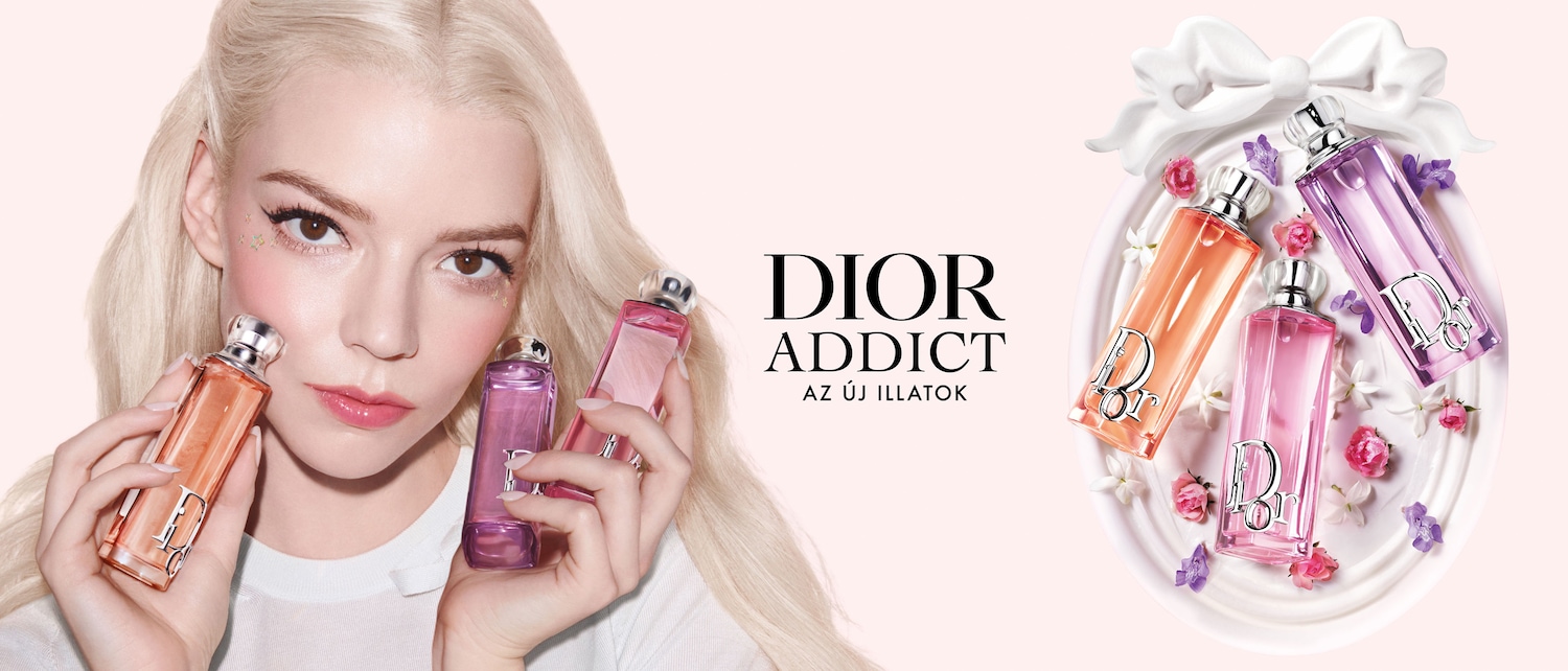 A Dior Addict parfümök reklámkampányának képe, amelyen Anya Taylor-Joy színésznő látható, amint narancssárga és lila parfümös üvegeket tart, a háttérben pedig a Dior Addict felirat olvasható.