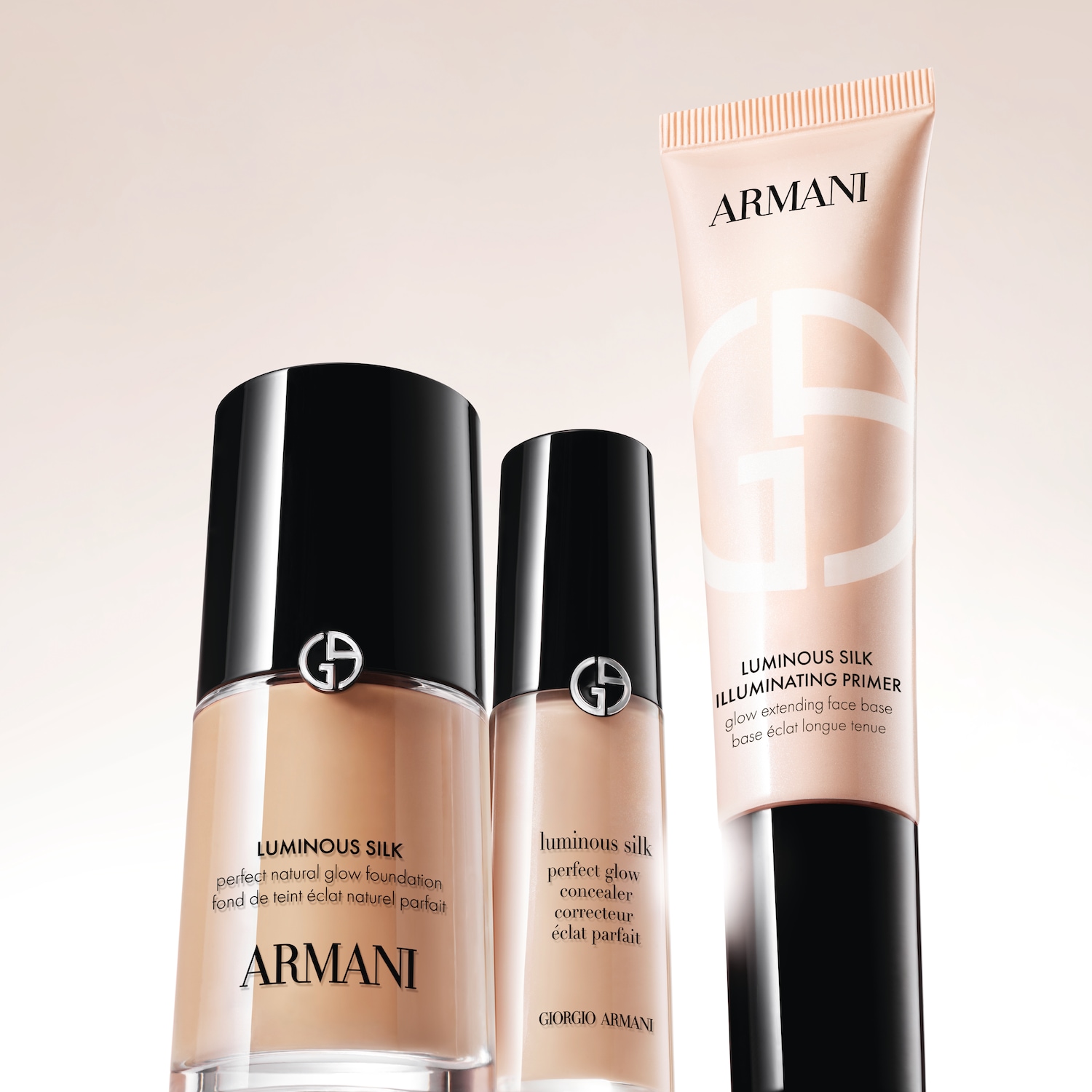 Három Giorgio Armani sminktermék látható: Luminous Silk alapozó, korrektor és illuminating primer, melyek tökéletes alapot biztosítanak a természetes ragyogáshoz.