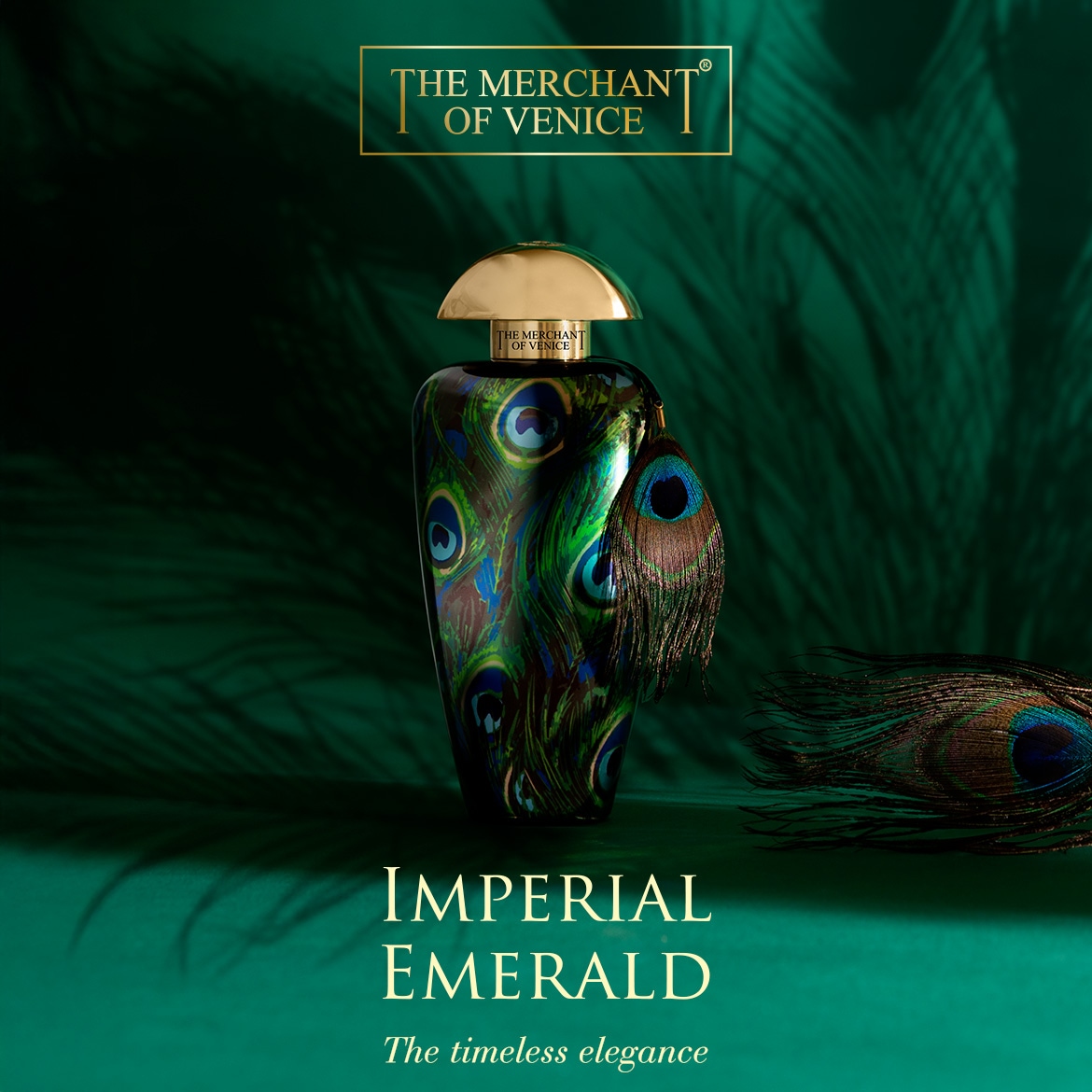 A The Merchant of Venice Imperial Emerald parfümös üvege pávamintás dizájnnal és aranyszínű kupakkal, sötétzöld háttér előtt, tollakkal díszítve. Fedezze fel az időtlen eleganciát, és vásárolja meg most!