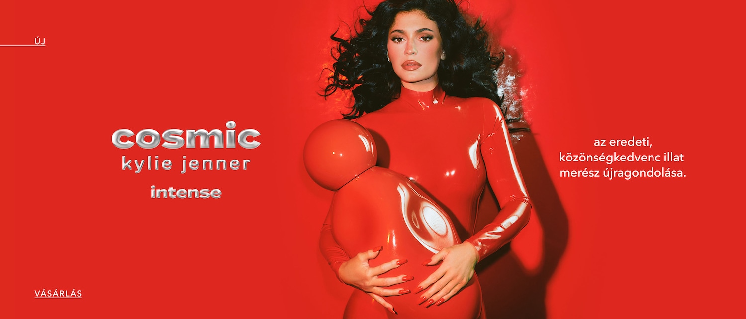 Kylie Jenner arca és alakja piros színben, a Cosmic Kylie Jenner Intense illatot reklámozva, az eredeti, közönségkedvenc illat merész újragondolása.