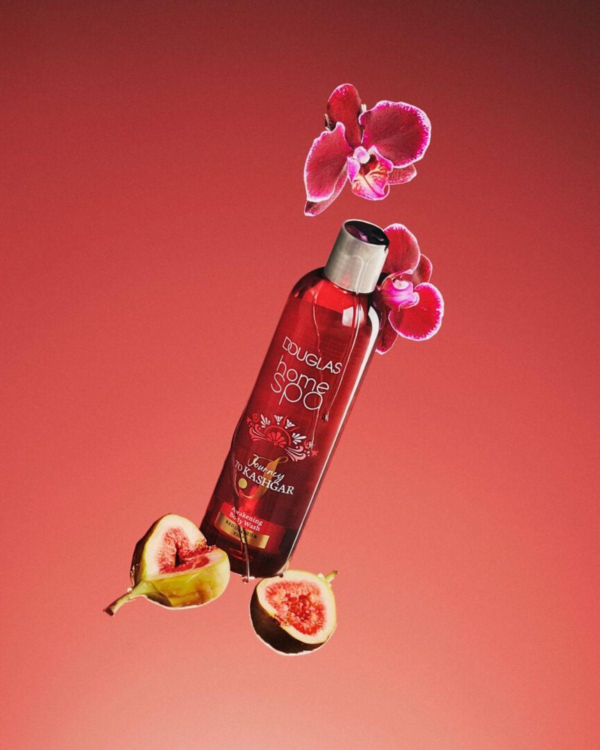 A Douglas Home Spa Journey to Kashgar tusfürdő piros színű, virágokkal és fügékkel díszítve.