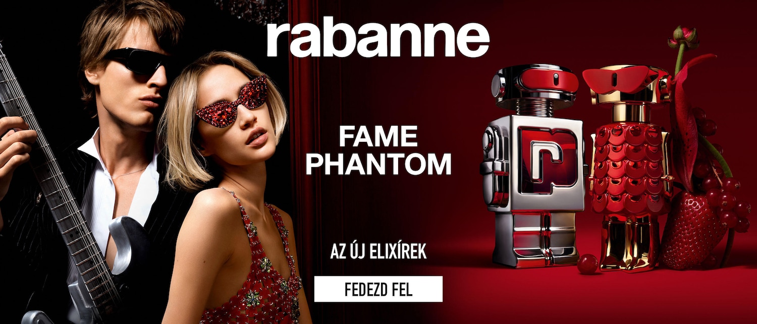 A Rabanne Fame Phantom parfüm reklámja, melyen egy gitáros férfi és egy piros ruhás nő látható, mellettük a Fame Phantom parfümök robot alakú üvegei.