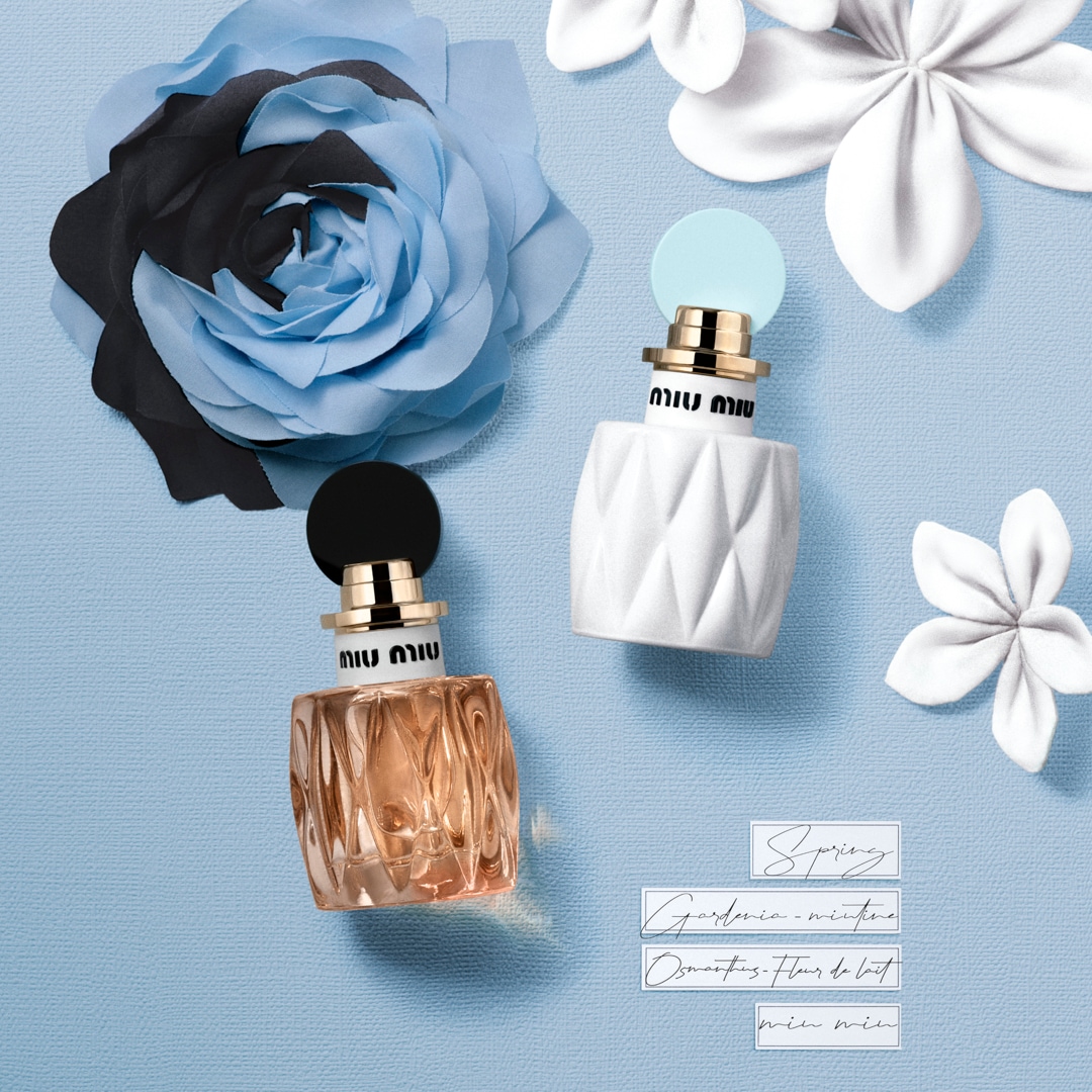 Két Miu Miu parfümös üveg látható, az egyik fehér, a másik barack színű, virágokkal díszítve, a Spring Gardenia-mint és az Osmanthus Fleur de lait illatokat kínálva.