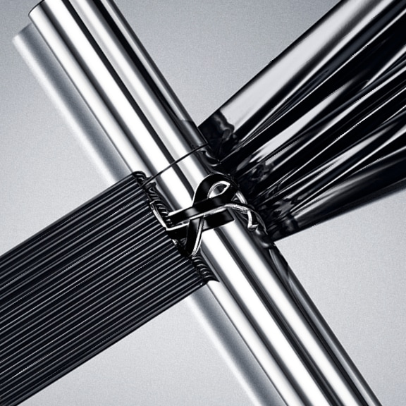 Ezüst színű csövek keresztezik egymást, fekete szalaggal átkötve, ami elegáns és modern megjelenést kölcsönöz.